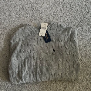 Polo Ralph lauren stickad s - En helt sprillans ny polo Ralph lauren tröja som är stickad i storleken S. Den är stilren och passar med andra ord till allt! Den är i skick 11/10 eftersom den är helt ny. För mer info eller frågor så är det bara att höra av sig! Pris kan diskuteras vid snabb affär! 