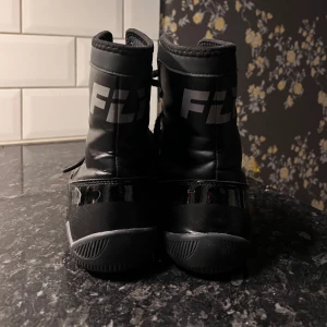 Boxningsskor - Storm boots  - Boxningsskor - Storm boots från FLY. Storlek 42,5. Använda få gånger. På bilden så ser det ut som att de är smutsiga men det är enbart damm.