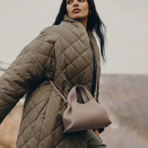 Polène Väska - Intressekoll på min Polène Numero Neuf Mini Tote Bag i färgen Taupe❣️ Superfin väska i nytt skick, då jag tyvärr ej fått användning av den och är nyligen köpt. Fick den som present i våras så har tyvärr ej lådan längre men har kvar dustbagen! Annars medföljer även axelbandet såklart. Skriv privat för mer info.           