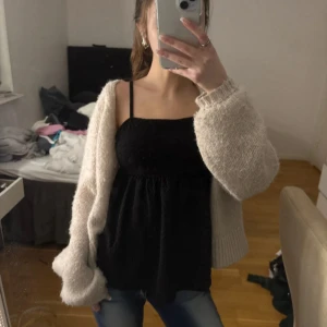 Topp - Fin peplum topp som är helt perfekt! Har bara använts en gång på min födelsedag så helt som ny💗barn storlek men stor i storleken på passar xs helt perfekt!