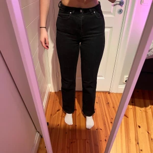 Svarta jeans från Madlady - Snygga svarta jeans från Madlady i storlek 36 längd regular. 