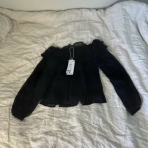 Blus - Fin blus från Gina tricots barnavdelning! Lapparna är dock inte kvar på den då jag använde den en gång efter bilderna togs men fortfarande i perfekt skick! Storlek 146/152 men passar mig som har xs!