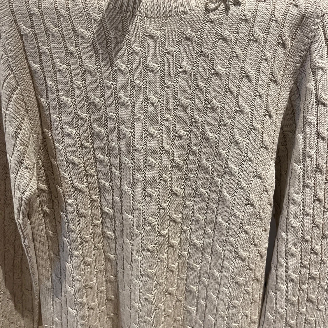 Beige stickad tröja med rosett