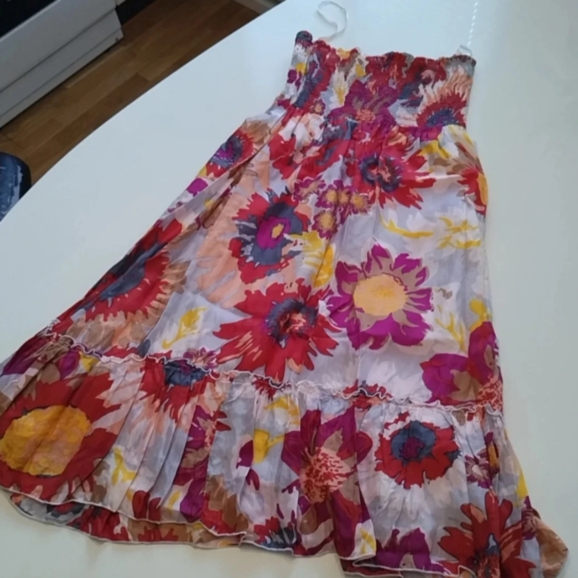 Blommig axelbandslös sidenklänning fr. Twist & Tango - 2