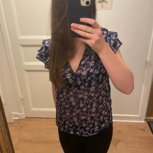 Blommig blus från mango - Söt blommig blus från mango! Luftig och perfekt till vår/sommar. Storlek xxs , men skulle säga att den passar xs och kanske s oxå! 🌞🌞