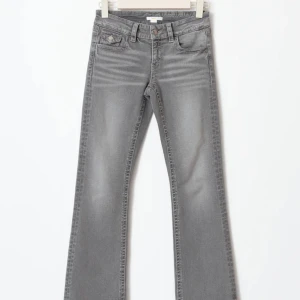 Grå bootcut jeans - Snygga grå bootcut jeans. 