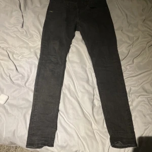 Slim Tiger of sweden jeans  - Säljer ett par svarta slim fit jeans från Tiger of sweden. De har en klassisk design med fem fickor och är tillverkade i ett bekvämt material. Perfekta för en stilren look. Storleken är 31/32 men sitter mer som 30/30.