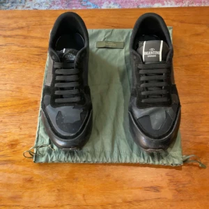 Valentino rockrunner - Tjena chefen. Säljer nu dessa feta valentinos rockrunner till ett bra pris. Säljer dessa för köpte fel storlek så dem passade inte så bra . Storlek 41 färg svart tvär feta till sommaren☀️🙌🏻.ny pris runt 7/8 tusen mitt pris 1800kr Dustbag medföljer. Såklart äkta. Tjarå kingen 🙌🏻❤️