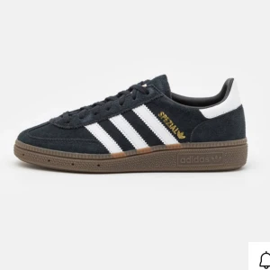 Adidas sneakers - Svarta adidas. Använda ett fåtal gånger, väldigt bra skick. Skriv för egna bilder❣️
