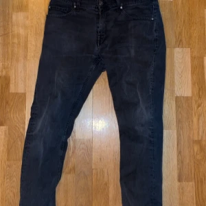 Svarta jeansbyxor från tiger of Sweden - Snygga svarta jeansbyxor slim fit stl 32/32 i bra skick 