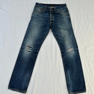 Nudie jeans - Nudie jeans // väldigt snygga slitningar // rak/regular passform // nyskick // priset går att diskuteras vid snabb köp