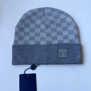 Lv mössa - Helt ny mössa. Aldrig använd. Fraktar inom 24 timmar. Möter också upp i stochkolm. Bästa kvallen. 