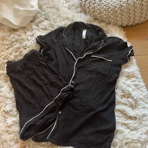 Pyjamas - Svart/vit pyjamasset från Lindex i strl S. Använt fåtal gånger