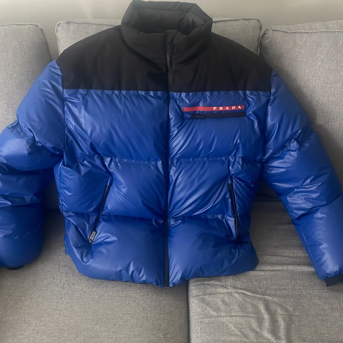 Blå och svart pufferjacka från Prada - 3