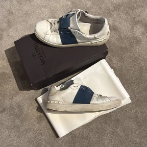 Valentino - sneakers - Valentino | sneakers | stl 43 | snabb svar | godtagbart skick (kan lämnas in för att fixa undersidan) | snabb frakt | besvarar eventuella frågor | pris kan diskuteras!