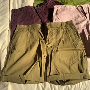 Snygga shorts - Shorts från HM med klassisk design med dragkedja och knapp framtill. Perfekta för varma dagar och ger en stilren look. Passar bra till både t-shirt och skjorta.
