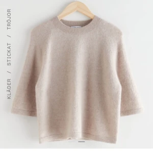Beige stickad tröja från & Other Stories - Mysig stickad tröja från & Other Stories. Nyskick, använd ett fåtal gånger. Nypris 780kr ❤️