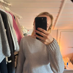 Grå ribbad tröja från Newyorker - Säljer en stilren grå ribbad tröja från Newyorker. Tröjan har en klassisk rund hals och långa ärmar, perfekt för kyligare dagar. Den är mjuk och bekväm, idealisk för en avslappnad look. Passar bra till jeans eller kjol.💞