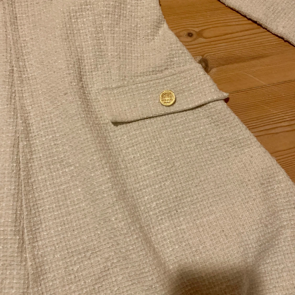 Vit klänning med fickdetaljer - 1