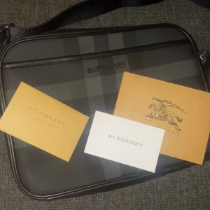 Axelväska Från Burberry - Säljer en snygg Burberry Axelväska i toppskick finns kvitto och alla taggar kvar perfekt för dig som vill ha en stilren väska till ett bra pris! Finns för upphämtning i Årsta eller kan skickas mot fraktkostnad. Hör av dig vid intresse!