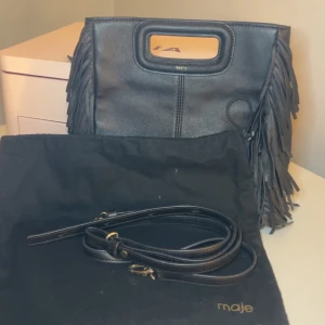 Maje väska - Tänkte göra en intressekoll på min maje väska, som syns i en av bilderna så är den köpt aug 2023 på Zalando. När man köper väskan får man med en dustbag man kan lägga väskan i som man ska resa iväg exempelvis. Själva ”maje” är lite utslitet i bokstäverna men annars är den i bra skick