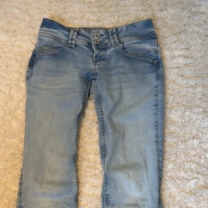 Ljusblå pepe jeans  - Svinsnygga ljusblå jeans från Pepe jeans som är perfekta nu till våren! De är i modellen Venus och de är straight. Storleken är ca 25/32 och passar mig bra som är 163 och vanligtvis bär XS. De har använts ytterst fåtal gånger och har därför inga defekter. Skriv för fler bilder eller funderingar❤️