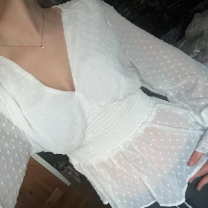 Fin vit blus - Fin blus köpt från Sellpy!