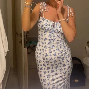 Blommig klänning med knytband - Perfekt till midsommar 🥹🩵