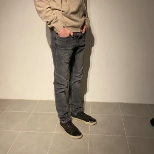 J.Lindberg Jeans - Tja säljer nu dessa jeans från j.Lindberg. Väldigt fint skick (9/10). Bara att höra av sig vid frågor🤝