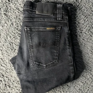 Nudie jeans  - Nudie jeans i fint skick. Tyvärr kan jag inte skicka bild när jag själv bär plagget då jag för det första ofta inte kan ha storlekarna jag säljer och för det andra skulle det bli alldeles för mycket jobb när jag säljer så mycket, så jag rekommenderar att man kikar måtten på sista bilden heller googlar på modellnamnet för att se passformen :)