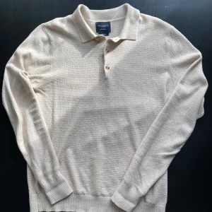 Grand Frank Tröja - Jätte fin och mjuk tröja, inga fläckar, hål och knapparna sitter som dem ska. Skriv om funderingar!