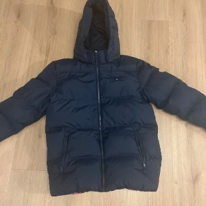 Jacka - Killjacka i bra skick. Mörkblå Tommy Hillfigher. 