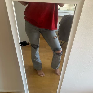 Gina jeans  - Knappt använda gina jeans, storlek 38. Behöver tyvärr sälja då jag är i behov av pengar. Använda men det märks ej, inga problem. Nypris ca 500 