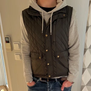 Olivgrön väst - Säljer just nu denna otroligt snygga quiltade västen som är perfekt nu till sommar/våren!!🤩☀️Färgen är olivgrön och i väldigt bra skick!🤩🤩Riktigt kap! Cond:9/10 Pris:389 Hör gärna av er vid funderingar🤗🤗