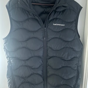 Svart dunväst från Peak Performance - Säljer en svart dunväst från Peak Performance. Säljer den eftersom den ej kommer till användning längre.Nypris 1900kr men jag säljer för 900kr. Priset kan diskuteras vid snabb affär! hör av er vid frågor 