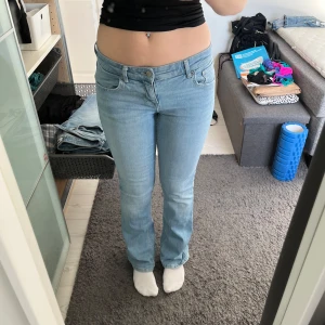 Jeans - Snygga ljusblå jeans från Bershka. Köpta för 400kr. Slå i storleken sån passar mig som har 36