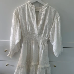 Vit klänning  - Jättefin klänning från designers remix. Använd en gång, står size 14 så passar någon som är runt 145-160. Pris kan förhandlas💕