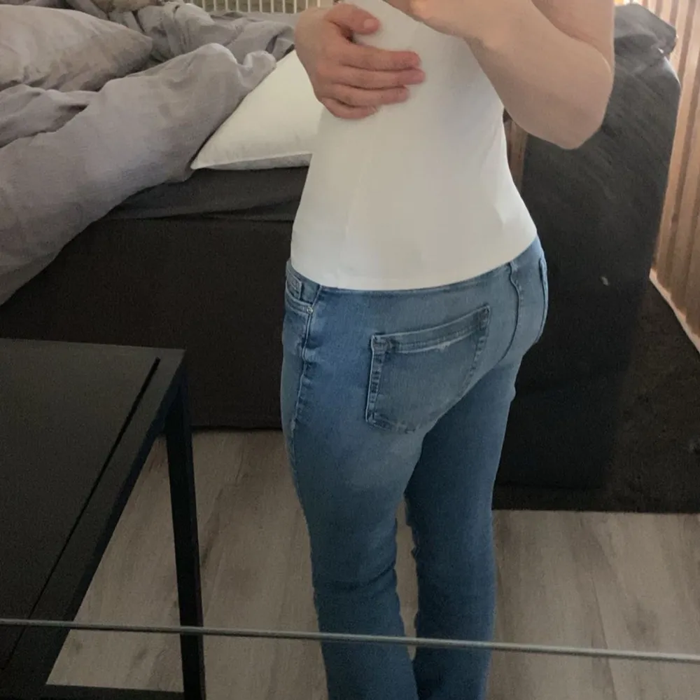 Ljusblåa jeans från only i storlek s/30. Lite korta på mog som är ca 169cm. Litet hål k ena bakfickan som syns på bilden.. Farkut & Housut.