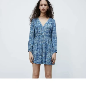 Blå mönstrad klänning - Säljer den här v ringade klänningen från Zara då jag inte använde den på hela förra sommaren💕 super fint skick och inget slitet alls på den💕 skriv privat för egna bilder💕