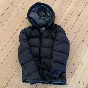 jacka från McKinley stl S pris kan diskuteras  - Säljer en svart dunjacka från McKinley med huva och dragkedja. Jackan är perfekt för våren som börjat. Jackan är i mycket bra skick. Storlek S och i längd 175-180