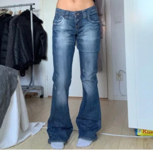 låga bootcutjeans med slitningar - Låga bootcut jeans med slitningar💕 Bra skick förutom att de är lite slitna längst ner baktill (bild 4). 84cm inneben och 43 tvärs över midjan. Öppen för prisförlslag!
