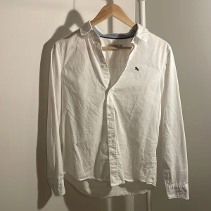 Vit skjorta - Vit skjorta från H&M. Ok skick ca 6/10. Storlek 164