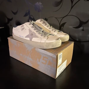 Golden Goose Superstar sneakers - Säljer nu mina stilrena Golden Goose Superstar sneakers. Har använt skorna 1-2 gånger vilket gör dem i super bra skick. Skorna är också i storlek 43. De är perfekta nu inför våren och sommaren. Pris kan diskuteras. Om det finns frågor så är det bara att ställa dem!