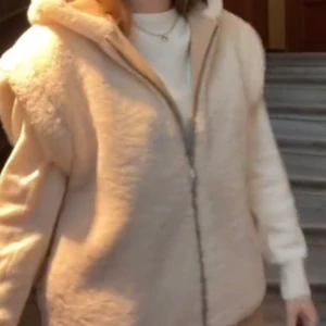 Intressekoll Teddy väst - Intressekoll på min teddy väst (tredje bilden är från tjejen jag köpte av !) går att ha är två håll och så najs, gillar denna jätte mycket så osäker på att sälja men gör det vid ett bra pris, eftersom den inte går att få tag på längre! 💕