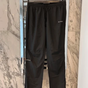 Svarta vindbyxor från SOC - Säljer ett par svarta vindbyxor från SOC. Midajan är som S och längden som XS. Köparen står för frakten!❤️