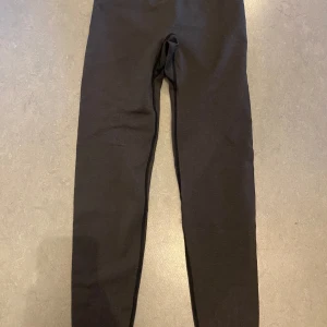 Svarta ribbade leggings - Säljer ett par svarta ribbade leggings från 157. De har en hög midja och är tillverkade i ett stretchigt material som ger en tight passform. Perfekta för både träning och avslappnade dagar. 🖤 Man får hela detta tränings sett för 100 kronor i storlek XS