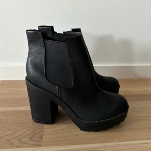 Ankelboots med klack - Svarta ankelboots med bred klack. Använda fåtal gånger.