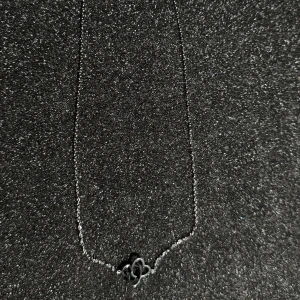 Twinhearts - Elegant silverfärgat med en fin hjärtdetalj i mitten. Perfekt för att ge en subtil men stilfull touch till din outfit. Kedjan är tunn och smidig, vilket gör den bekväm att bära hela dagen.