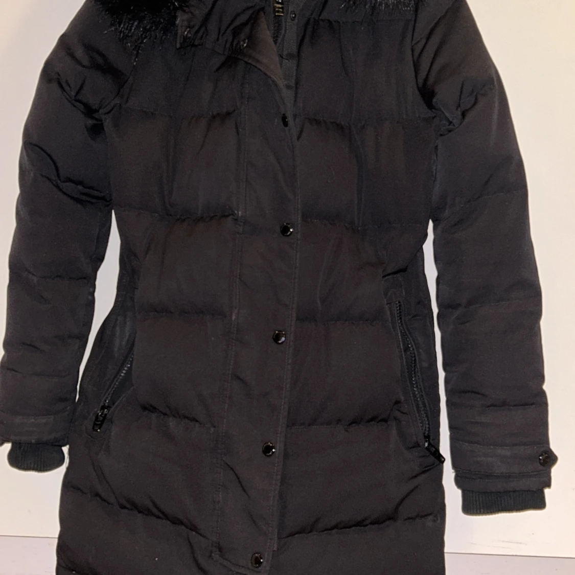 Svart dunjacka med fuskpäls - 3