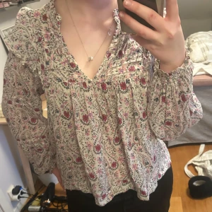 Blus från neo noir - Säljer denna så fina blus från neo noir som inte kommer till användning💗